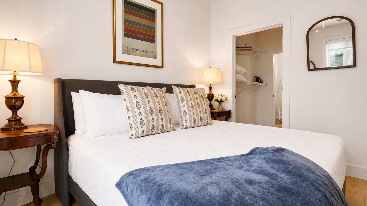 Photo of Bedroom in Metropolitan
