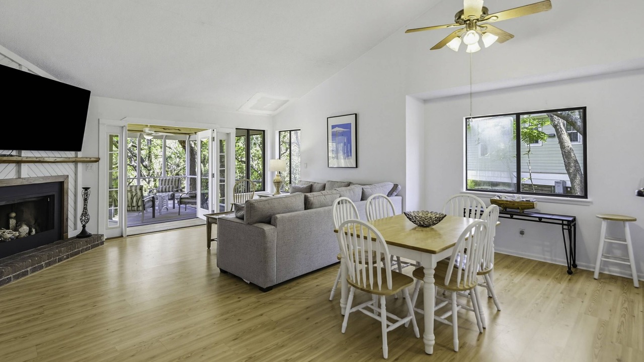 Photo of Livingroom in Oceanmarsh Subdivision