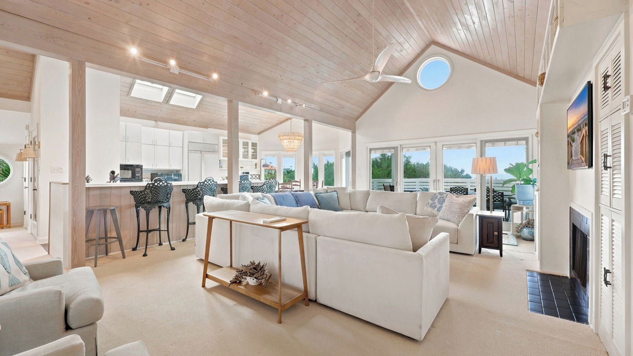 Photo of Livingroom in Debordieu Colony