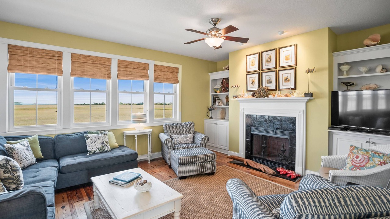 Photo of Livingroom in Oceanmarsh Subdivision