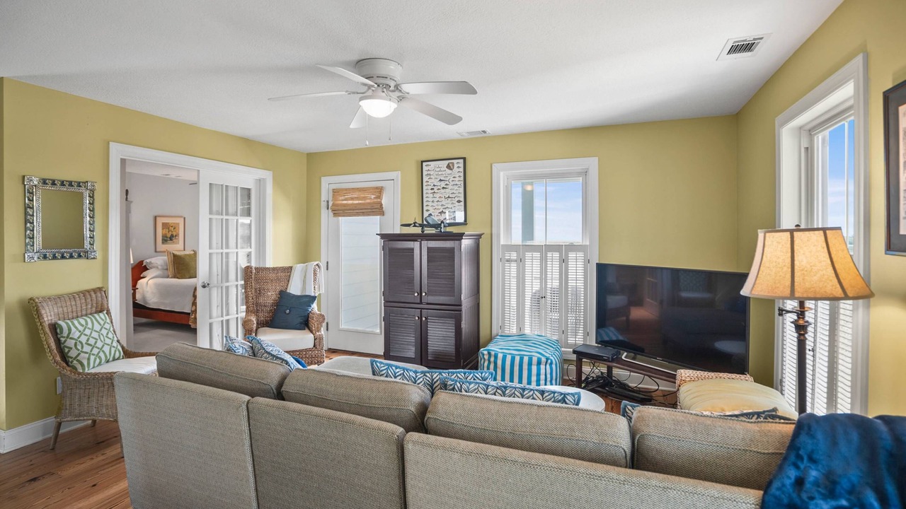 Photo of Livingroom in Oceanmarsh Subdivision