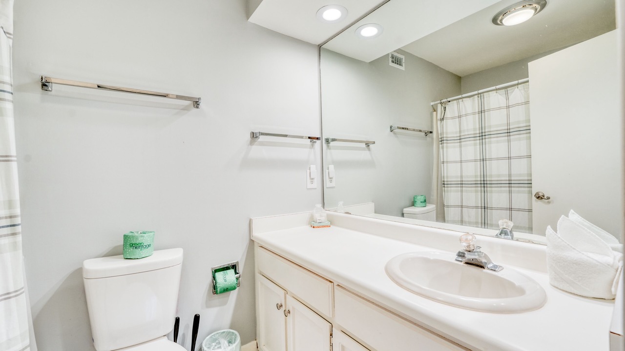 Photo of Bathroom in Night Heron