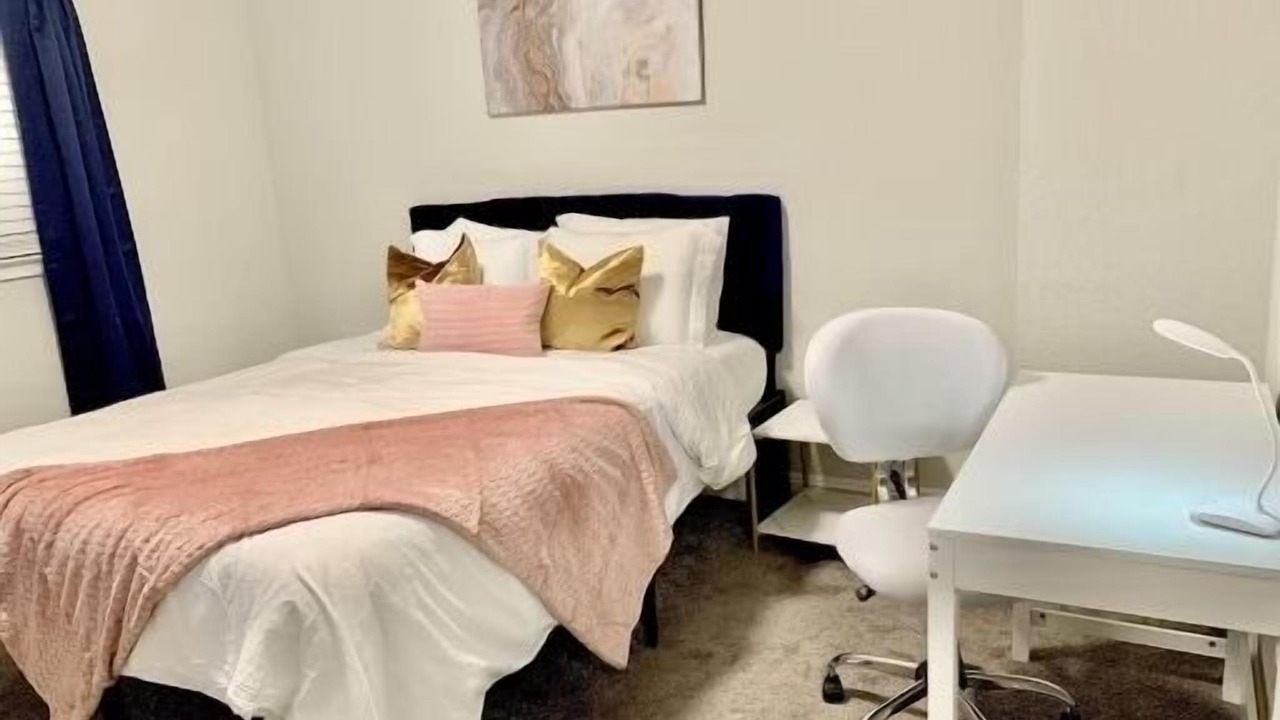 Photo of Bedroom in Villa Heights