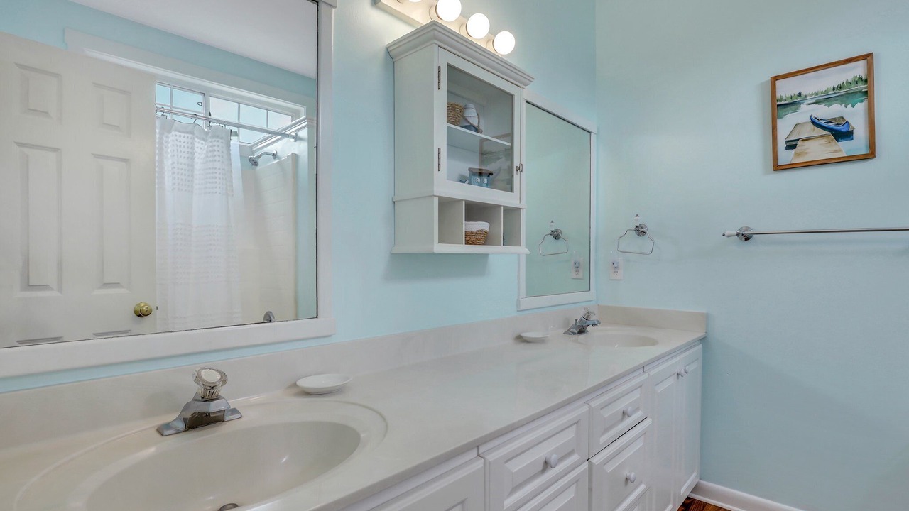Photo of Bathroom in Thunderbolt