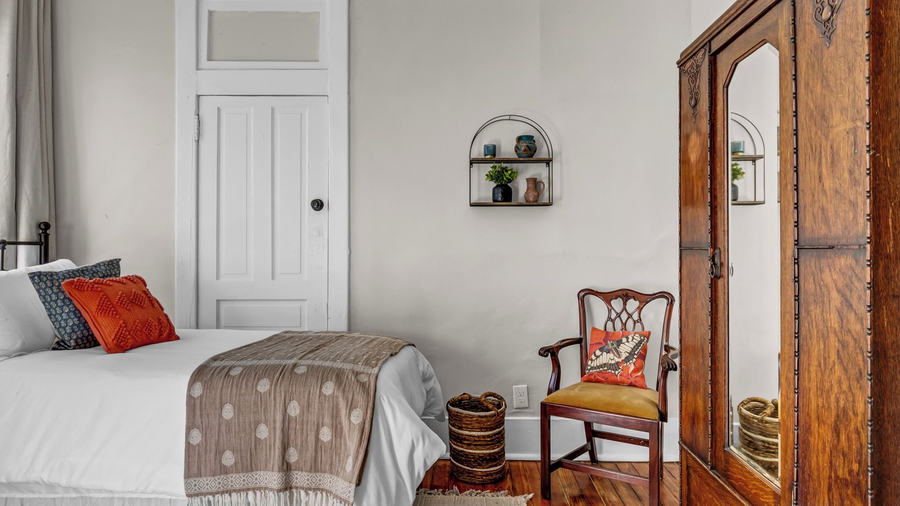 Photo of Bedroom in Metropolitan