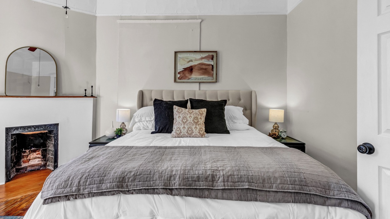 Photo of Bedroom in Metropolitan