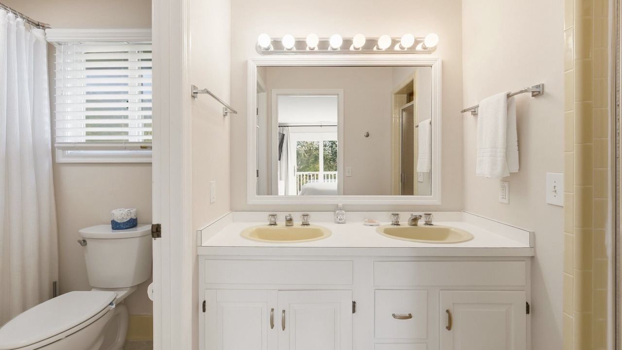 Photo of Bathroom in Debordieu Colony