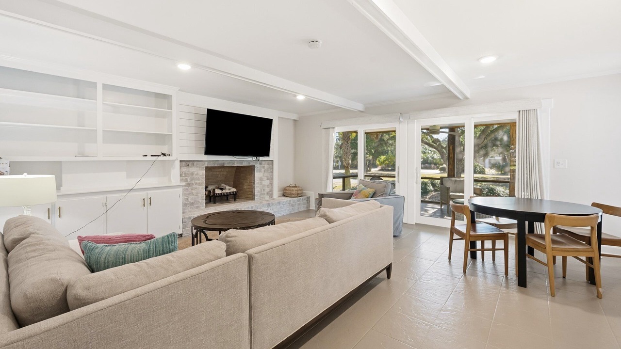 Photo of Livingroom in Debordieu Colony