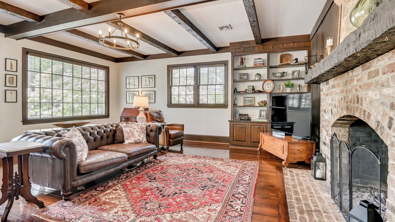 Photo of Livingroom in Forest Hills