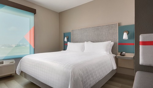 Standard Room, 1 King Bed, Roll-in Shower (Communications Accessible)