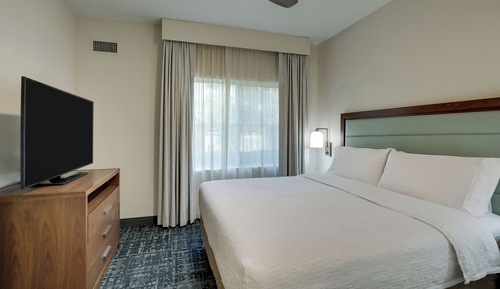 Studio, 1 King Bed, Accessible (Mobility & Hearing, Roll-in Shower)