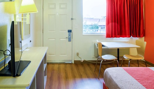 Standard Room, 1 Queen Bed, Accessible, Refrigerator
