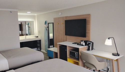 Room, 1 King Bed, Hearing Accessible, Non Smoking (Mobility, Roll-in Shower)
