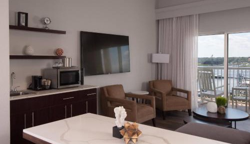 One-Bedroom King Suite with Balcony and Sofa Bed - Hearing Accessible