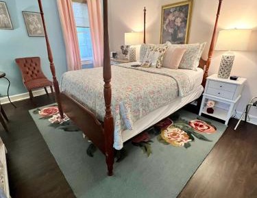 Carriage House Room 13