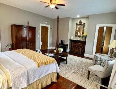 Deluxe King Room 5