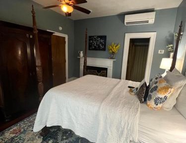 Deluxe Queen Room 4