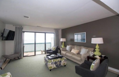 Saint Helena Island Condo | Bright Ocean View Condo Steps From Dining, Golf, Pool, & Beach