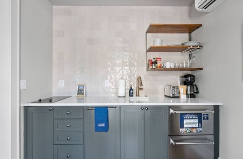 Cannonborough Elliotborough Apartment | Thomas Waring House Suite C: Luxury and Relaxation