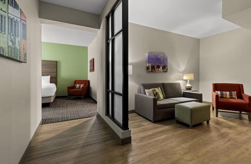 West Ashley Hotel | Comfort Suites Charleston West Ashley