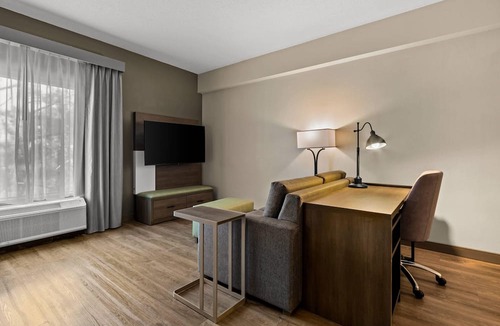 West Ashley Hotel | Comfort Suites Charleston West Ashley