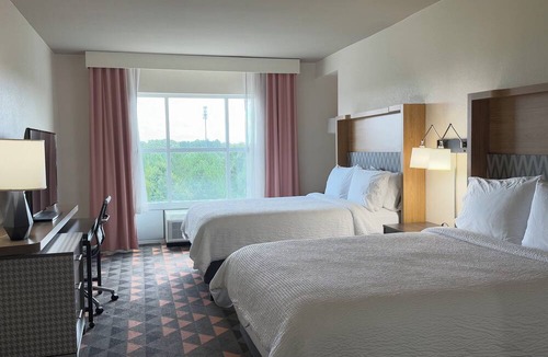 Fayetteville Hotel | Holiday Inn & Suites Fayetteville W-Fort Bragg Area by IHG