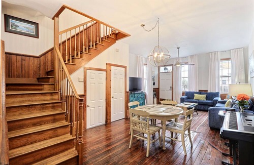 Beach Institute Apartment | Gallery Stays - Pop Collection