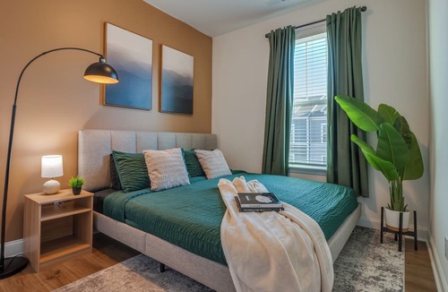 Mountain Island House | Luxe King 4BR Townhouse to Uptown CLT