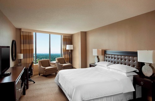 Greensboro Hotel | Sheraton Greensboro at Four Seasons