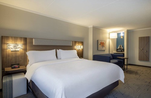 Greensboro Hotel | Holiday Inn Express & Suites Greensboro-(I-40 Wendover) by IHG