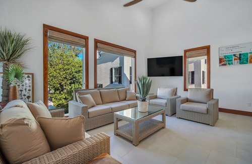 Cannonborough Elliotborough Condo | Vacation Villa 5 mins to King St ‘California Palm’