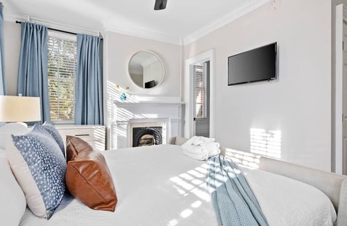 Cannonborough Elliotborough Apartment | Suite Retreat on Coming Street ^ Walk Everywhere!