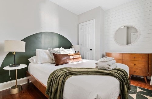 Cannonborough Elliotborough Apartment | Suite Retreat on Coming Street ^ Walk Everywhere!