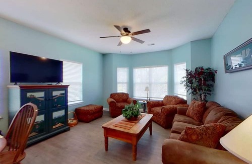 Red Hill Condo | Inviting condo with golf, tennis, pool, central AC, & W/D