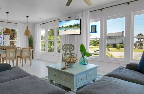 Edisto Island Cottage | Ocean's Eleven Edisto - Cozy Cottage 1 block from the beach!