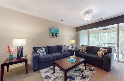 Red Hill Condo | Lovely condo with screened-in porch, WiFi, W/D, shared pool & hot tub
