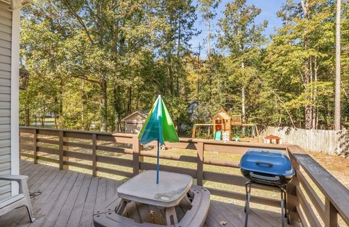 Fuquay-Varina House | Carolina Cottage - Sleeps 11 - 20 mins to Raleigh - Game/Movie Room w/Projector!