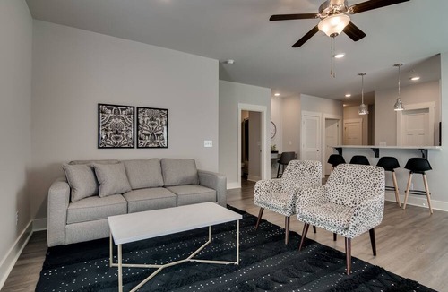 Gracewood Apartment | The Madison: 2 King Beds - TVs in BRs - Pool & Gym - WiFi - Washer & Dryer