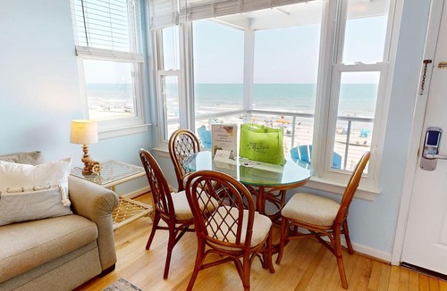 Folly Beach Condo | Oceanfront Corner Condo w/Beautiful Views~Folly Beach Suites 3A