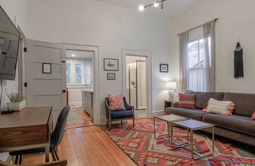 Earlewood Apartment | 1217 - Right Side · Queen Anne Victorian - Traveler's Apartment