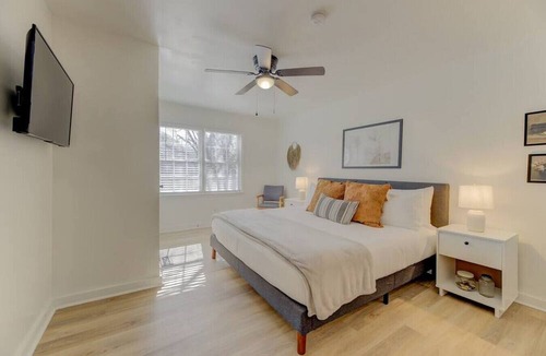 Earlewood Condo | Modern 4 BR Apt - Mins to USC, ZOO & Ft Jackson