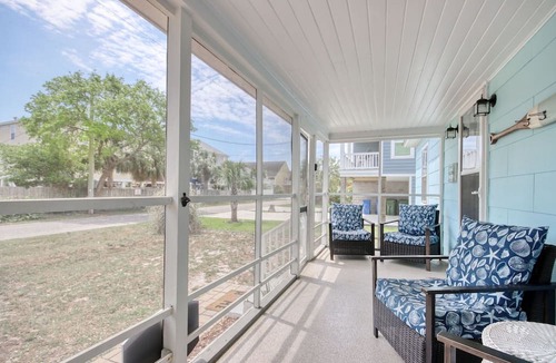 Surfside Beach House | Pet friendly beach cottage short walk to beach