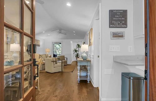 Twin Oaks House | Golf Cart INCLUDED-4 bedroom w 3 Bathrooms -3 min walk to beach & restaurants