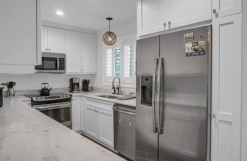 Twin Oaks House | Golf Cart INCLUDED-4 bedroom w 3 Bathrooms -3 min walk to beach & restaurants