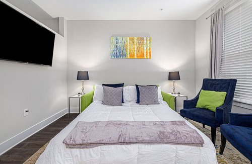 Villa Heights Apartment | Piece of NoDa⭐️FreeParking⭐️KingBed⭐️SmartTVs⭐️1GBWifi