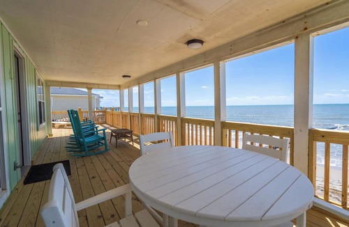 Edisto Island House | The Sandy Pineapple! Direct Edisto Beach oceanfront with 4 bedrooms and 2 baths