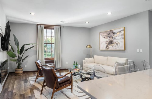 Downtown Charleston Apartment | Historic Meets Modern on King Street– Perfect for Families & Friends