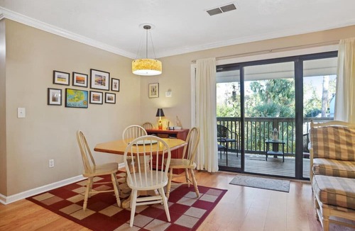 Hilton Head Island Condo | Cozy upgraded condo 10 minutes from the Beach !