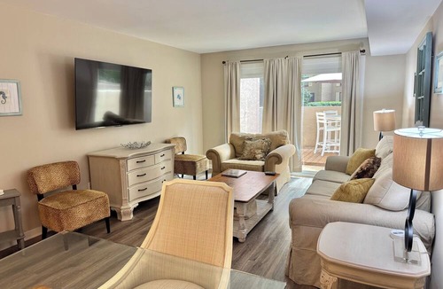 Harbour Town Condo | 2 BR TH 1.5 Bath Sofa Bed Sleeps 6 Harbour View with Patio Pool WIFI