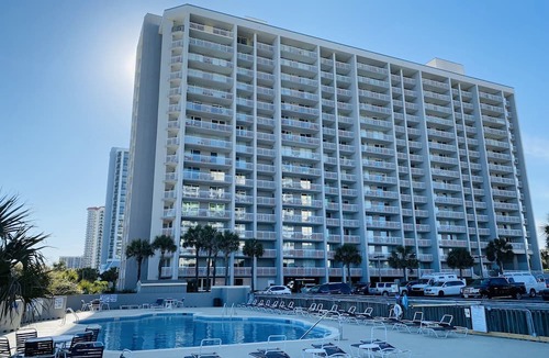 Arcadian Shores Condo | South Hampton 305-Bathrooms Recently Updated